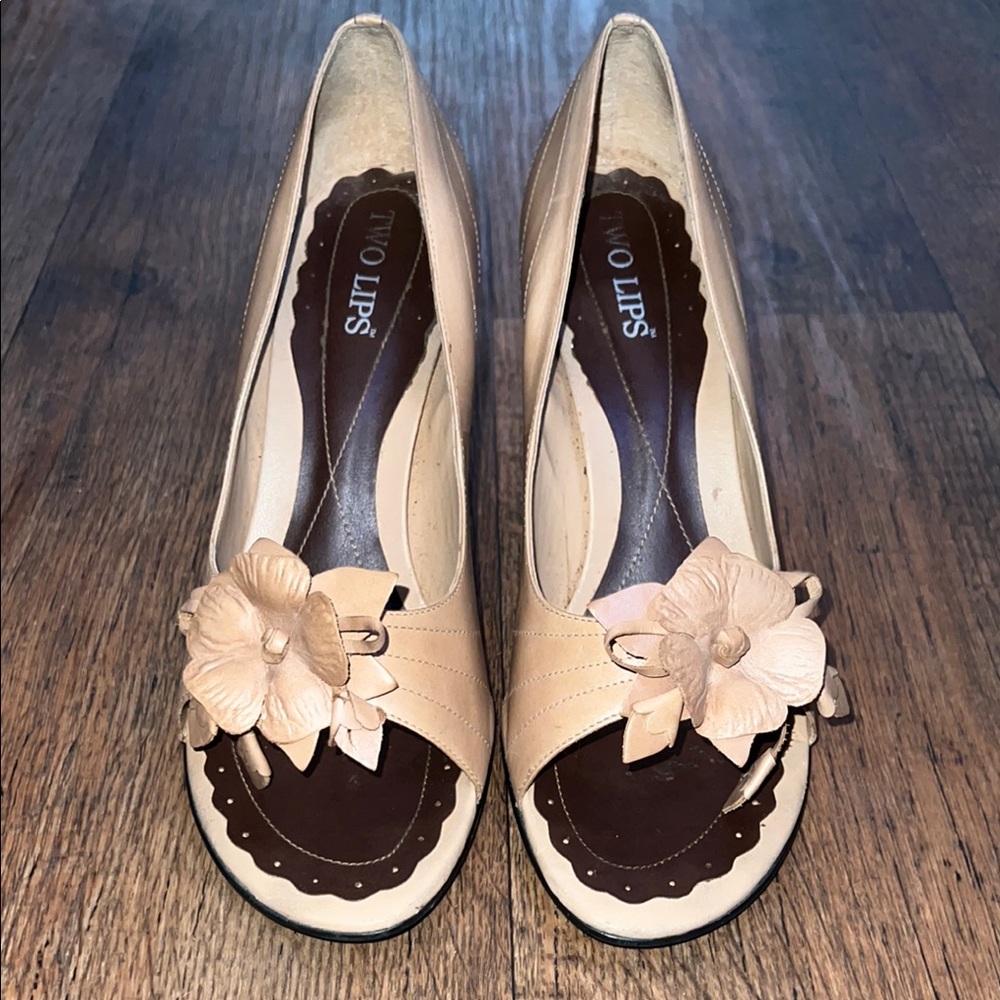 Two Lips Cream Shoes